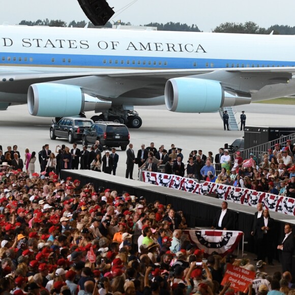 Donald et Melania Trump lors d'un grand rassemblement organisé à Melbourne, en Floride, le 18 février 2017