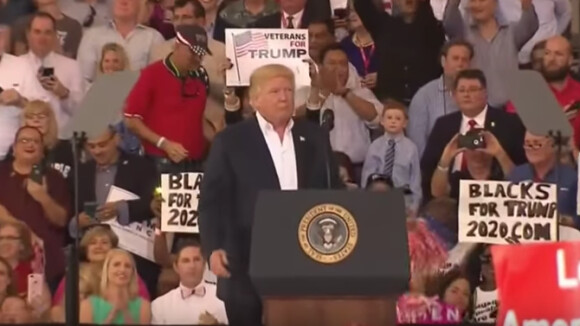 Donald Trump prenant la parole lors d'un grand rassemblement organisé à Melbourne, en Floride, le 18 février 2017