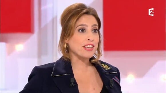 Léa Salamé parle de sa grossesse dans "Vivement la télé" sur France 2 le 19 février 2017.
