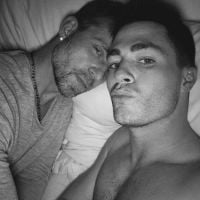 Colton Haynes (Teen Wolf) : Le beau gosse pose au lit avec son chéri...