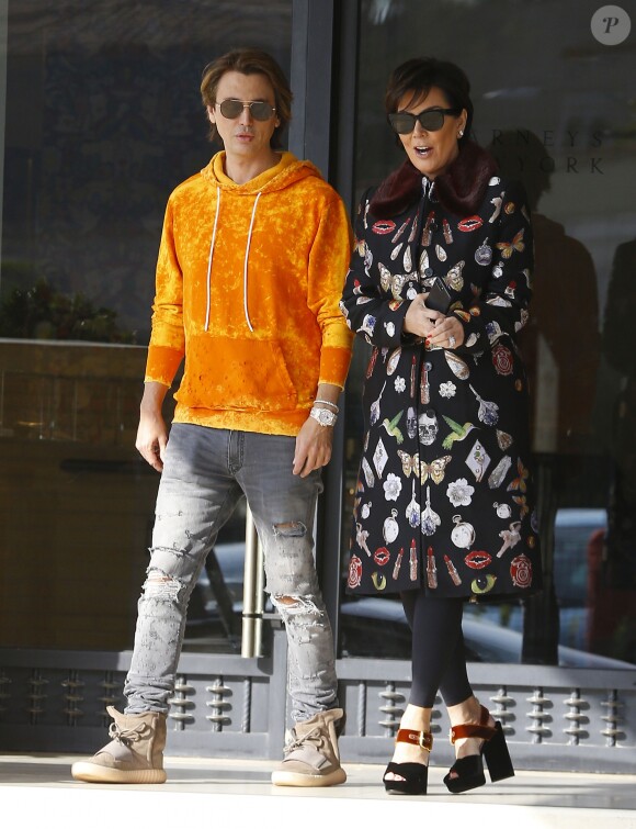 Exclusif - Kris Jenner fait du shopping avec Jonathan Cheban à Beverly Hills, le 16 novembre 2016.