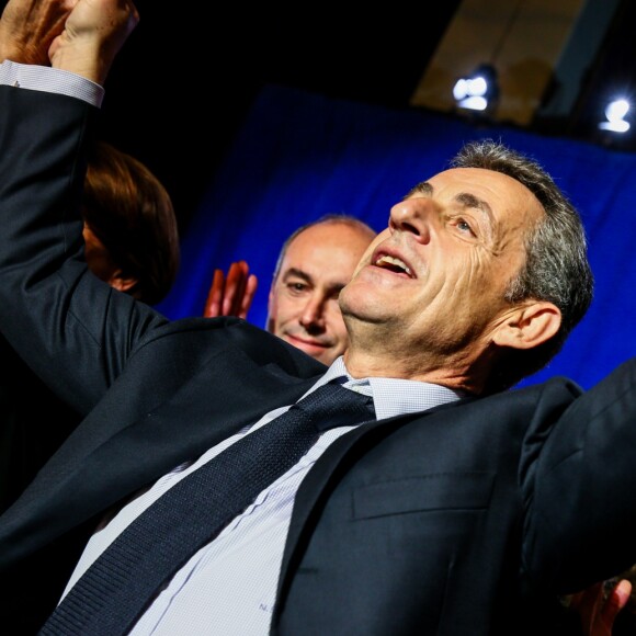 Carla Bruni-Sarkozy et Nicolas Sarkozy lors d'un meeting à Saint-Maur-des-Fossés le 14 novembre 2016.
