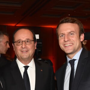 François Hollande, Président de la République Française, et Emmanuel Macron (candidat du mouvement ''En marche !'' à l'élection présidentielle 2017) au 32ème dîner annuel du Conseil représentatif des institutions juives de France (Crif) à l'hôtel Pullman Paris Montparnasse à Paris, le 22 février 2017. © Erez Lichrfeld/Bestimage