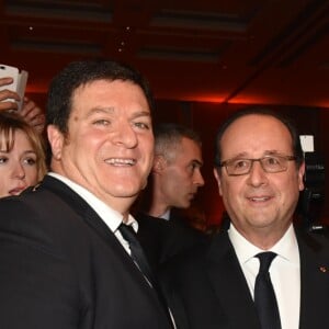 Gil Taïeb (vice-président du Crif), François Hollande, Président de la République Française, et Emmanuel Macron (candidat du mouvement ''En marche !'' à l'élection présidentielle 2017) au 32ème dîner annuel du Conseil représentatif des institutions juives de France (Crif) à l'hôtel Pullman Paris Montparnasse à Paris, le 22 février 2017. © Erez Lichrfeld/Bestimage