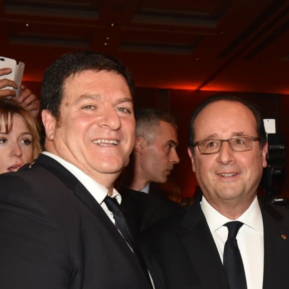 Gil Taïeb (vice-président du Crif), François Hollande, Président de la République Française, et Emmanuel Macron (candidat du mouvement ''En marche !'' à l'élection présidentielle 2017) au 32ème dîner annuel du Conseil représentatif des institutions juives de France (Crif) à l'hôtel Pullman Paris Montparnasse à Paris, le 22 février 2017. © Erez Lichrfeld/Bestimage