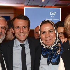 Latifa Ibn Ziaten, Emmanuel Macron (candidat du mouvement ''En marche !'' à l'élection présidentielle 2017) et sa femme Brigitte (Trogneux) au 32ème dîner annuel du Conseil représentatif des institutions juives de France (Crif) à l'hôtel Pullman Paris Montparnasse à Paris, le 22 février 2017. © Erez Lichrfeld/Bestimage