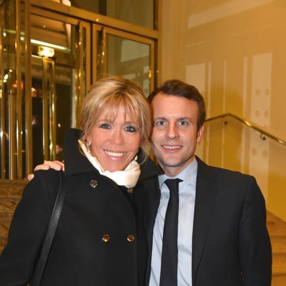 Emmanuel Macron (candidat du mouvement ''En marche !'' à l'élection présidentielle 2017) avec sa femme Brigitte (Trogneux) au 32ème dîner annuel du Conseil représentatif des institutions juives de France (Crif) à l'hôtel Pullman Paris Montparnasse à Paris, le 22 février 2017. © Erez Lichrfeld/Bestimage