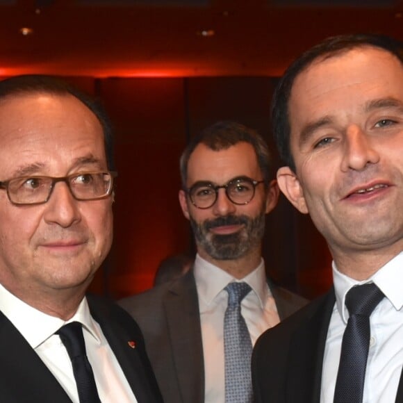 François Hollande, Président de la République Française, et Benoît Hamon (candidat du Parti Socialiste à l'élection présidentielle 2017) au 32ème dîner annuel du Conseil représentatif des institutions juives de France (Crif) à l'hôtel Pullman Paris Montparnasse à Paris, le 22 février 2017. © Erez Lichrfeld/Bestimage