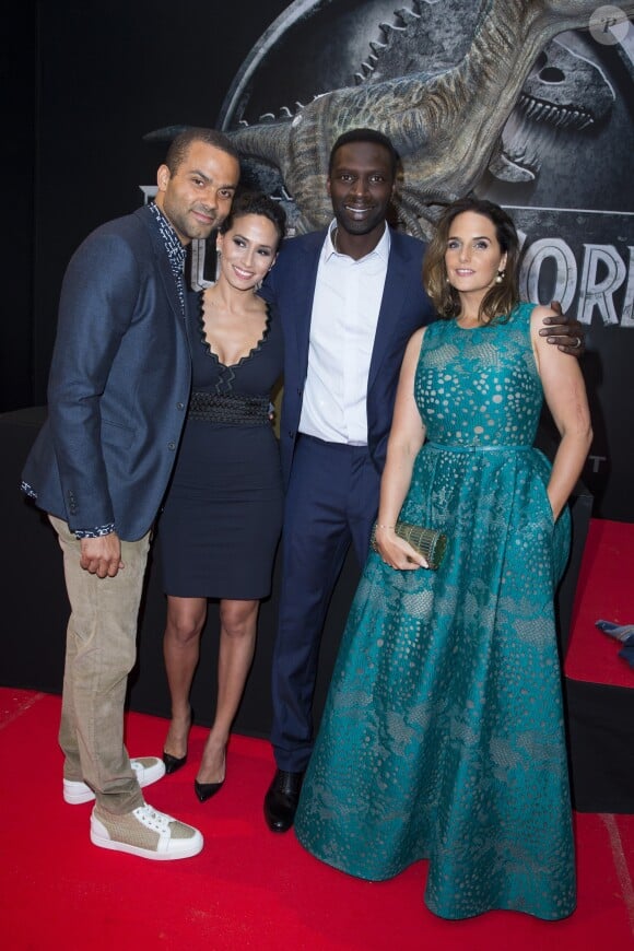 Tony Parker et sa femme Axelle Francine, Omar Sy et sa femme Hélène Sy - Première du film "Jurassic World" à l'Ugc Normandie à Paris le 29 mai 2015.