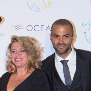 Tony Parker avec ses parents (Tony et Pamela) et sa fiancÈe Axelle Francine - 8éme édition du "Par Coeur Gala" à Lyon le 25 septembre 2014. Tous les fonds de cette seront reversés à Make A Wish France et à CéKeDuBonheur.