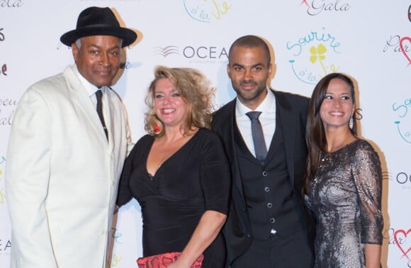 Tony Parker avec ses parents (Tony et Pamela) et sa fiancÈe Axelle Francine - 8éme édition du "Par Coeur Gala" à Lyon le 25 septembre 2014. Tous les fonds de cette seront reversés à Make A Wish France et à CéKeDuBonheur.