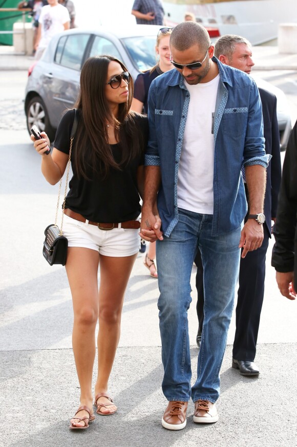 Tony Parker et sa fiancée Axelle Francine se promènent main dans la main pendant leurs vacances à Saint-Tropez, le 1er juillet 2014.