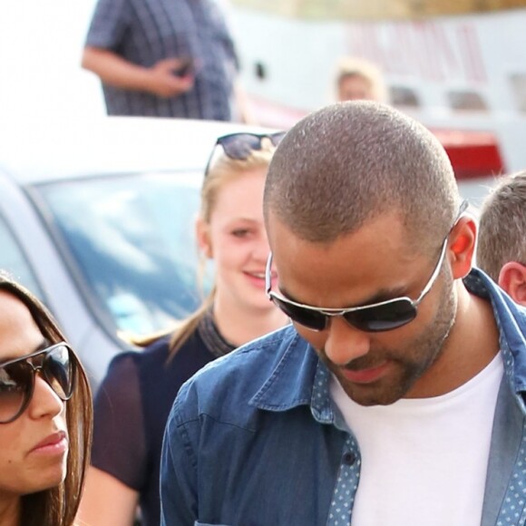 Tony Parker et sa fiancée Axelle Francine se promènent main dans la main pendant leurs vacances à Saint-Tropez, le 1er juillet 2014.