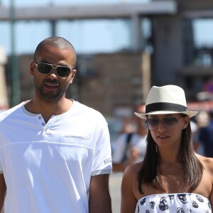 Tony Parker et sa fiancee Axelle Francine se promenent main dans la main pendant leurs vacances a Saint-Tropez, le 20 aout 2013.