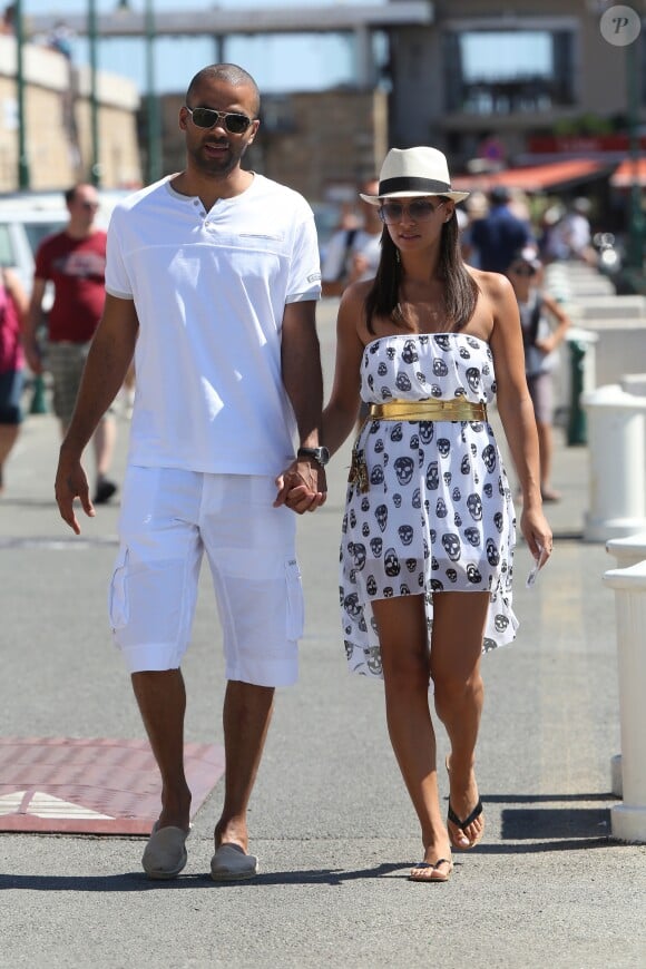 Tony Parker et sa fiancee Axelle Francine se promenent main dans la main pendant leurs vacances a Saint-Tropez, le 20 aout 2013.