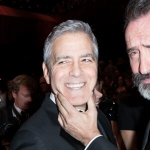 George Clooney (montre Omega) retrouve son complice Jean Dujardin à la 42e cérémonie des César à la salle Pleyel à Paris le 24 février 2017. © Olivier Borde / Dominique Jacovides / Bestimage