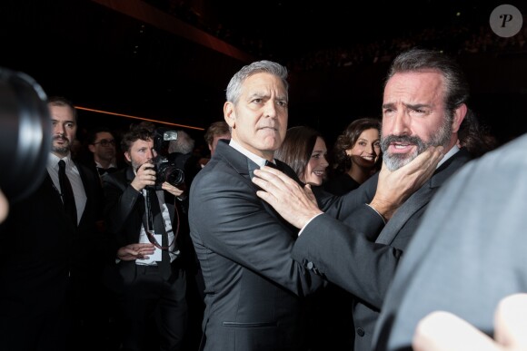 George Clooney (montre Omega) retrouve son complice Jean Dujardin à la 42e cérémonie des César à la salle Pleyel à Paris le 24 février 2017. © Olivier Borde / Dominique Jacovides / Bestimage