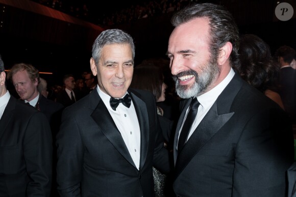 George Clooney (montre Omega) retrouve son complice Jean Dujardin à la 42e cérémonie des César à la salle Pleyel à Paris le 24 février 2017. © Olivier Borde / Dominique Jacovides / Bestimage