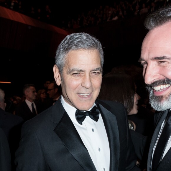 George Clooney (montre Omega) retrouve son complice Jean Dujardin à la 42e cérémonie des César à la salle Pleyel à Paris le 24 février 2017. © Olivier Borde / Dominique Jacovides / Bestimage