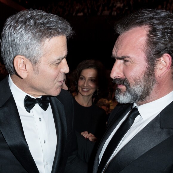 George Clooney (montre Omega) retrouve son complice Jean Dujardin à la 42e cérémonie des César à la salle Pleyel à Paris le 24 février 2017. © Olivier Borde / Dominique Jacovides / Bestimage