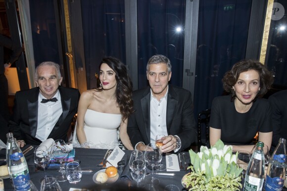 Alain Terzian, George Clooney et sa femme Amal Alamuddin (enceinte), Audrey Azoulay - Dîner de la cérémonie des César au Fouquet's à Paris. Le 24 février 2017 © Olivier Borde-Dominique Jacovides / Bestimage