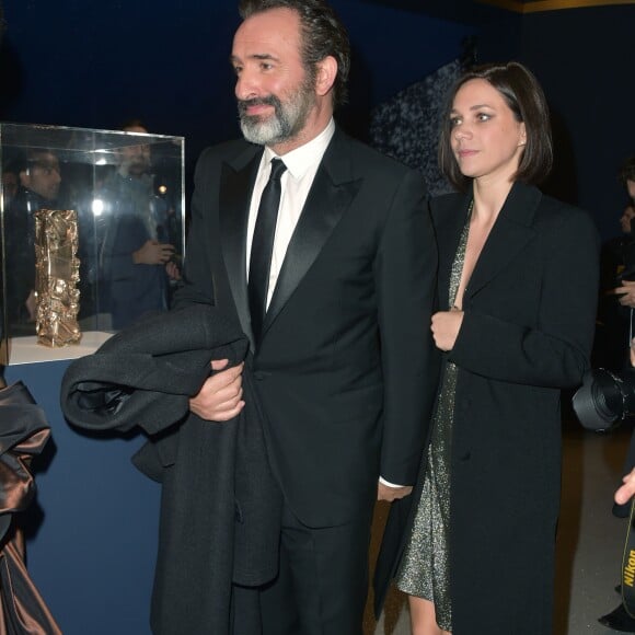 Jean Dujardin et sa compagne Nathalie Péchalat - Photocall du dîner de la 42e cérémonie des César au Fouquet's à Paris. Le 24 février 2017 © Giancarlo Gorassini / Bestimage