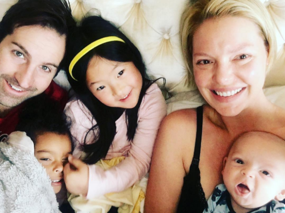 Katherine Heigl entourée de son nouveau-né Joshua Bishop Kelley Jr, de son chériJosh Kelley et de leurs deux filles, Naleigh (8 ans) et Adalaide (4 ans).