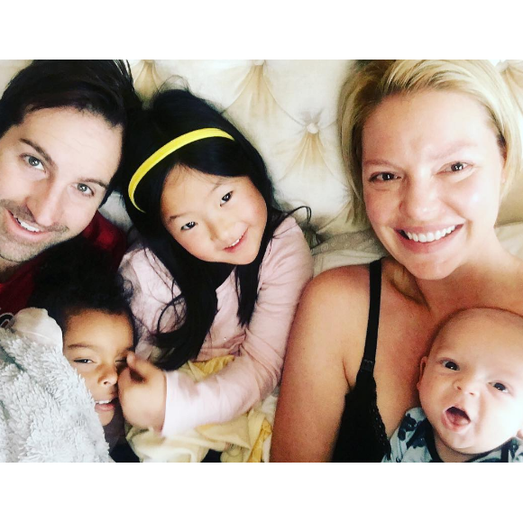 Katherine Heigl entourée de son nouveau-né Joshua Bishop Kelley Jr, de son chériJosh Kelley et de leurs deux filles, Naleigh (8 ans) et Adalaide (4 ans).