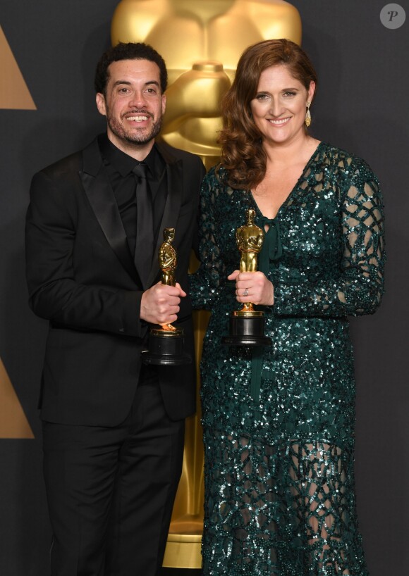 Caroline Waterlow et Ezra Edelman (Oscar du meilleur film documentaire pour "O.J.: Made in America") - Pressroom de la 89ème cérémonie des Oscars au Hollywood & Highland Center à Hollywood, le 26 février 2017.