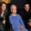 Katherine Johnson pose avec Caroline Waterlow et Ezra Edelman (Oscar du meilleur film documentaire pour "O.J.: Made in America") - Pressroom de la 89ème cérémonie des Oscars au Hollywood & Highland Center à Hollywood, le 26 février 2017.
