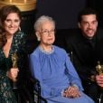 Katherine Johnson pose avec Caroline Waterlow et Ezra Edelman (Oscar du meilleur film documentaire pour "O.J.: Made in America") - Pressroom de la 89ème cérémonie des Oscars au Hollywood &amp; Highland Center à Hollywood, le 26 février 2017.