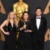 Colleen Atwood (Oscar de la meilleure création de costumes pour le film "Les Animaux fantastiques"), Jason Bateman et Kate McKinnon - Pressroom de la 89ème cérémonie des Oscars au Hollywood & Highland Center à Hollywood, le 26 février 2017.