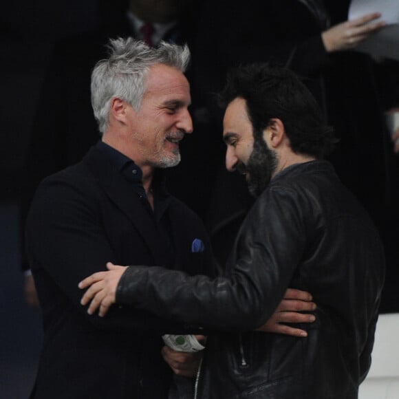 David Ginola salue Mathieu Madénian au stade vélodrome à Marseille le 26 février 2017 lors du match de football entre l'Olympique de Marseille et le Paris-Saint-Germain.