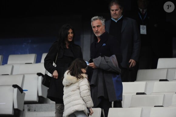 David Ginola et sa jeune compagne Maeva Denat au match de football entre l'Olympique de Marseille et le Paris-Saint-Germain au stade vélodrome à Marseille le 26 février 2017.