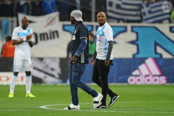 Mamadou Niang et Soprano ont donné le coup d'envoi du match de football de Ligue 1 entre l'Olympique de Marseille et le Paris-Saint-Germain au stade vélodrome à Marseille le 26 février 2017.