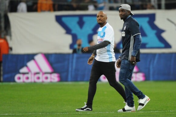 Soprano et Mamadou Niang étaient associés pour donner le coup d'envoi du match de football de Ligue 1 entre l'Olympique de Marseille et le Paris-Saint-Germain au stade vélodrome à Marseille le 26 février 2017.