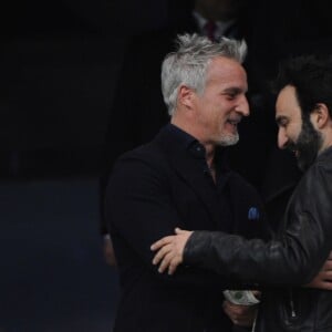 David Ginola et Mathieu Madénian au stade vélodrome à Marseille le 26 février 2017 lors du match de football entre l'Olympique de Marseille et le Paris-Saint-Germain.