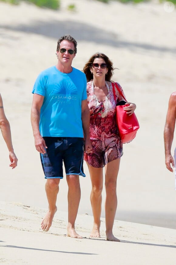 Semi-exclusif - Cindy Crawford et son mari Rande Gerber se promènent sur la plage à Saint-Barthélemy, le 21 février 2016.