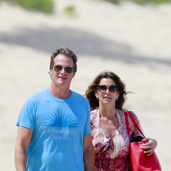 Semi-exclusif - Cindy Crawford et son mari Rande Gerber se promènent sur la plage à Saint-Barthélemy, le 21 février 2016.