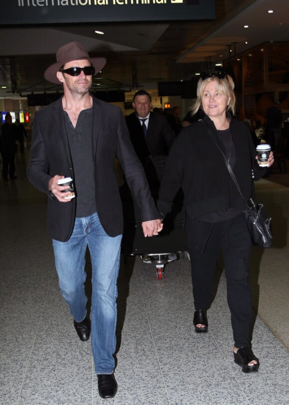 Hugh Jackman et sa femme Deborah-Lee Furness à l'aéroport de Melbourne avec leurs enfants Oscar et Ava le 15 juin 2015