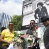 Jermaine Jackson, Jackie Jackson, Tito Jackson et Marlon Jackson - Les frères Jackson rendent hommage à Michael Jackson devant une photo de 1977 du chanteur du photographe Claude Vanheye installée au Gustav Mahlersquare à Amsterdam, le 30 juillet 2014.