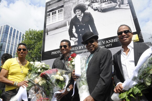 Jermaine Jackson, Jackie Jackson, Tito Jackson et Marlon Jackson - Les frères Jackson rendent hommage à Michael Jackson devant une photo de 1977 du chanteur du photographe Claude Vanheye installée au Gustav Mahlersquare à Amsterdam, le 30 juillet 2014.