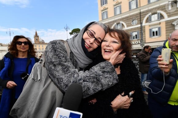 Claudia Cardinale et l'ex-femme de Pasquale Squitieri, Ottavia Fusco, lors des funérailles du réalisateur italien à Rome, le 20 février 2017.