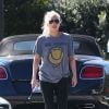 Exclusif - Lady Gaga arrive au volant d'un magnifique voiture de sport avec un ami et achète des cafés à emporter au Starbucks à Malibu, le 24 février 2017