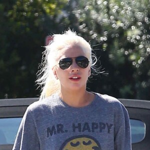 Exclusif - Lady Gaga arrive au volant d'un magnifique voiture de sport avec un ami et achète des cafés à emporter au Starbucks à Malibu, le 24 février 2017