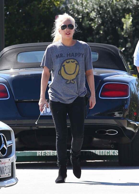 Exclusif - Lady Gaga arrive au volant d'un magnifique voiture de sport avec un ami et achète des cafés à emporter au Starbucks à Malibu, le 24 février 2017