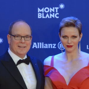 Le prince Albert II de Monaco et la princesse Charlene de Monaco à la cérémonie des Laureus World Sports Awards à Monaco le 14 février 2017. Une soirée de Saint-Valentin spéciale pour laquelle la princesse arborait une nouvelle bague Cartier. © Michael Alesi/Bestimage