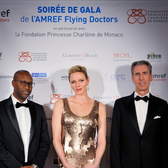La princesse Charlene de Monaco entourée de Githinji Gitahi et Gilles Tonelli lors de la soirée de gala de l'AMREF Flying Doctors à Monaco le 24 février 2017 © Michael Alesi/Bestimage