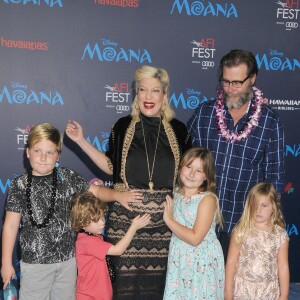 Tori Spelling enceinte avec son mari Dean McDermott et ses enfants Stella Doreen, Hattie Margaret, Liam Aaron et Finn Davey McDermott - Première du film "Moana" à Los Angeles le 14 novembre 2016