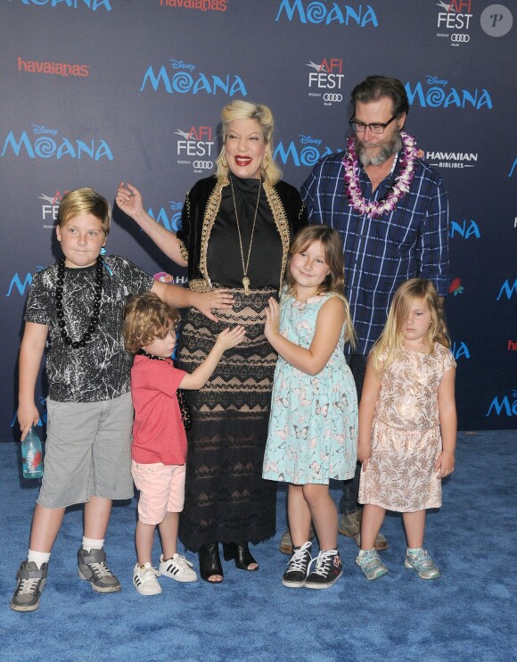 Tori Spelling enceinte avec son mari Dean McDermott et ses enfants Stella Doreen, Hattie Margaret, Liam Aaron et Finn Davey McDermott - Première du film "Moana" à Los Angeles le 14 novembre 2016